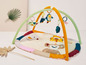 Babygym mit Tiermotiven und Spielzeug