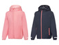 Zwei Regenjacken mit Kapuze, eine rosa und eine dunkelblau.