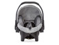 Ein grauer Babyautositz mit Sonnendach der Marke Hauck.