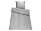 Ein graues Bettbezug-Set mit Bettdecke und Kissen.