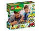 LEGO Duplo Box mit verschiedenen Autos und einem spielenden Kind.