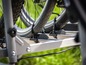 Zwei Fahrräder auf einem Fahrradträger, mit Gurten befestigt.
