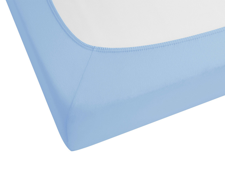 Ein hellblaues Spannbettlaken für eine Matratze.