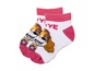 Zwei Paar weiße Socken mit rosa Akzenten und einem Bild von Skye aus der Paw Patrol.