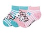 Drei Paar Hello Kitty Socken mit weißen Streifen.