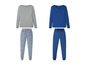 Zwei Langarm-Pyjamas, einer grau mit Blumenmuster und einer blau mit Punkten.