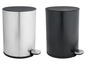 Zwei Mülleimer aus Metall, einer silberfarben und einer schwarz.