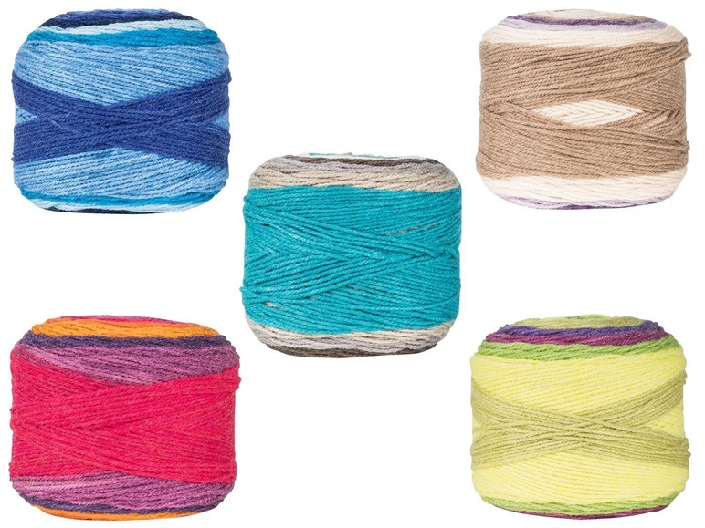 Fünf Garne in verschiedenen Farben und Mustern.