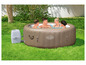 Ein Lay-Z-Spa aufblasbarer Whirlpool mit Pumpe im Garten.