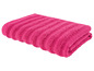 Ein rosa Handtuch, das auf weißem Hintergrund gefaltet ist.