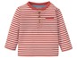 Ein gestreiftes rot-weißes Shirt mit Knöpfen für Babys.