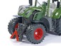 Ein grüner Fendt 724 Vario Spielzeugtraktor mit Frontlader.