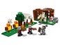 LEGO Minecraft Set mit Zombie, Creeper und einem Haus.