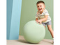Ein Junge spielt mit einem großen grünen Ball.