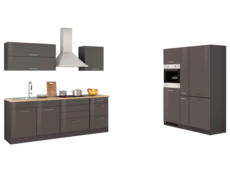 Küche mit Unterschränken, Oberschränken, Backofen und Dunstabzugshaube.