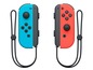Zwei Nintendo Switch Joy-Con-Controller, einer blau und einer rot, mit Handgelenkschlaufen.
