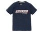 Blaues T-Shirt mit 'Race Way' Aufdruck.