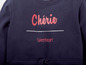 Dunkelblauer Pullover mit 'Chérie' und 'Sweetheart' Aufdruck.