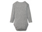 Ein grauer Baby-Body mit langen Ärmeln.