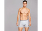 Mann in grauen Boxershorts.