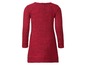 Rotes Strickkleid mit langen Ärmeln.