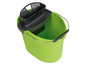 Grüner Eimer mit schwarzem Auswringmechanismus zum Reinigen von Böden.