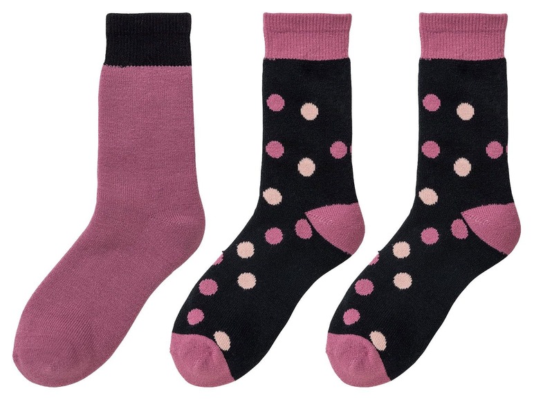 Drei Paar Socken: zwei mit rosa Punkten und ein einfarbig rosa.