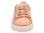Beige Puma Sneaker mit goldenen Kettendetails.