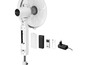 Ein weißer Standventilator mit Fernbedienung und Zubehör.