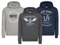 Drei Hoodies mit sportlichen Prints, darunter NYC, Varsity League und East Coast LA.