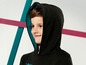Ein Junge trägt ein schwarzes Hoodie mit türkisfarbenem Innenfutter.