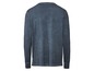Ein dunkelblaues Langarmshirt.
