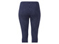 Dunkelblaue Leggings mit weißen Punkten.