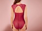 Ein roter, durchsichtiger Body mit Spitze für Dessous.
