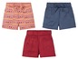 Drei Shorts: eine mit ethnischem Muster, eine dunkelblaue und eine rote.