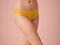 Gelbe, Spitzen-Slip mit einem detaillierten Muster.