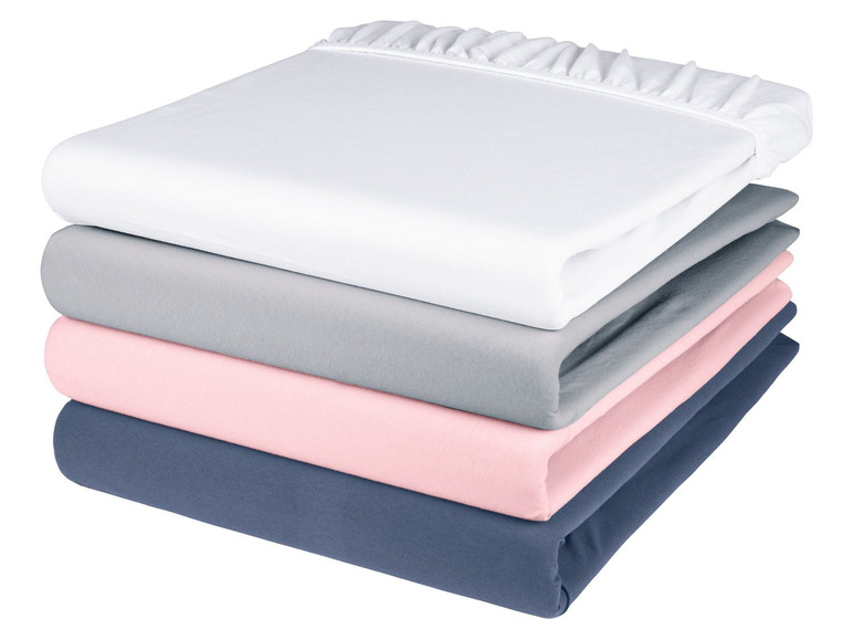 Ein Stapel Bettwäsche in Weiß, Grau, Rosa und Blau.