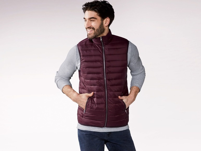 Ein Mann in einer roten Steppweste.