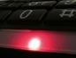 Eine schwarze Tastatur mit roter Beleuchtung, die Zahlen 0 und # sind sichtbar.