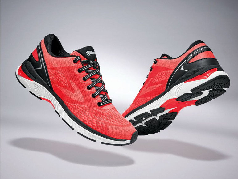 Zwei Paar rote und schwarze Laufschuhe.