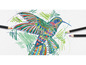 Ein farbenfrohes, detailliertes Kolibri-Design mit Buntstiften.