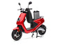 Ein roter Elektro-Scooter mit herausnehmbarem Akku.