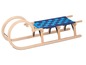 Ein Holzschlitten mit blauem Stoffbezug.