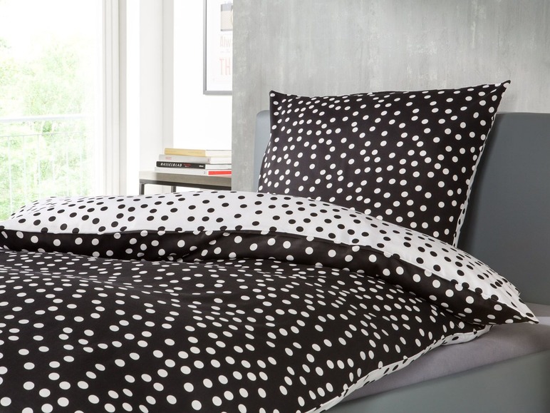 Eine Bettwäsche in Schwarz-Weiß mit Punkten.