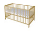 Ein Holz-Babybett mit Matratze.