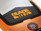 Ein orangefarbenes aufblasbares Paddleboard der Marke Blade.