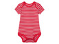 Ein rotes, gestreiftes Baby-Body.