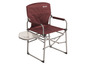 Ein roter Outwell Campingstuhl mit einem kleinen Beistelltisch.
