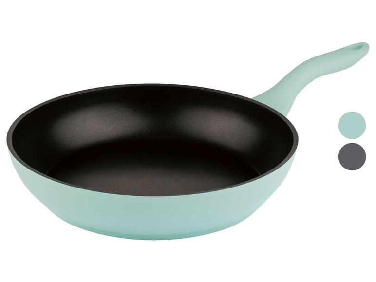 Eine hellblaue Bratpfanne mit schwarzer Antihaftbeschichtung.