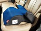 Ein blauer und schwarzer Autositzverstärker für Kinder in einem Auto.
